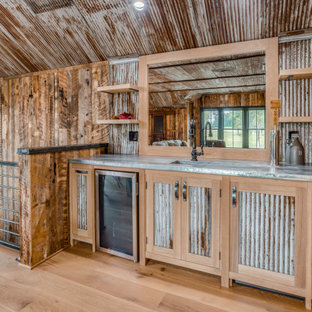 ワシントンD.C.の大きいカントリー風おしゃれなホームバー (アンダーカウンターシンク、家具調キャビネット、淡色木目調キャビネット、亜鉛製カウンター、グレーのキッチンパネル、ミラータイルのキッチンパネル、茶色い床、グレーのキッチンカウンター、無垢フローリング) の写真