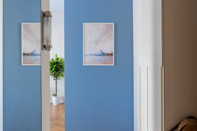 Свежая идея для дизайна: прихожая в современном стиле с синими стенами и полом из керамогранита - отличное фото интерьера