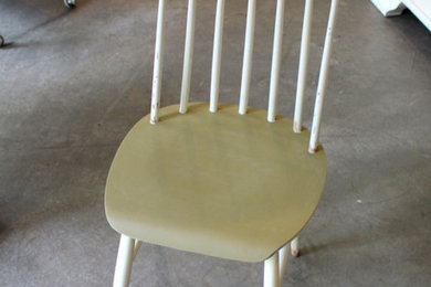 Schwedischer Sprossenstuhl mit Linoleumsitzfläche