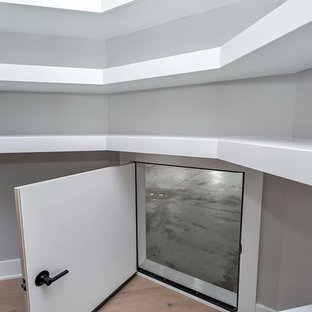 Mittelgroße Klassische Küche in L-Form mit Vorratsschrank, Unterbauwaschbecken, Schrankfronten im Shaker-Stil, weißen Schränken, Granit-Arbeitsplatte, Küchenrückwand in Grau, Rückwand aus Metallfliesen, Küchengeräten aus Edelstahl, hellem Holzboden, Kücheninsel, braunem Boden und weißer Arbeitsplatte in Sonstige