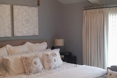 Foto de dormitorio principal tradicional renovado con paredes grises, moqueta, suelo beige y vigas vistas