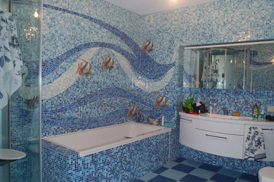 Пример оригинального дизайна: главная ванная комната среднего размера в стиле модернизм с плоскими фасадами, белыми фасадами, гидромассажной ванной, угловым душем, инсталляцией, разноцветной плиткой, плиткой мозаикой, полом из керамической плитки, настольной раковиной, столешницей из искусственного камня, разноцветным полом и душем с раздвижными дверями