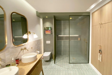 Exemple d'une grande salle de bain principale et blanche et bois tendance avec un placard à porte affleurante, WC suspendus, carreaux de ciment au sol, meuble double vasque et meuble-lavabo encastré.