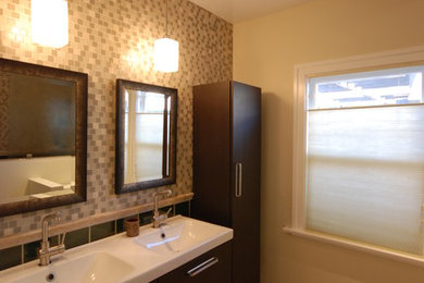 Example of a trendy bathroom design in San Diego