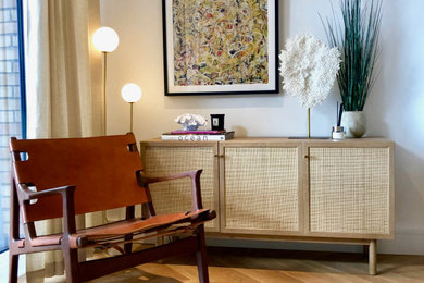 Foto de salón cerrado moderno pequeño con suelo de madera en tonos medios