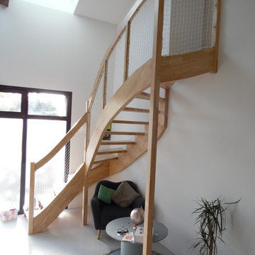 Escalier 2/4 tournant hévéa / garde corps en filet anti chute