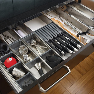 Idee per una cucina contemporanea con ante lisce e ante nere