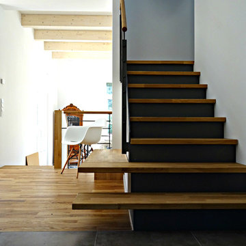 Moderne Stahl & Holztreppe mit kleiner Bank