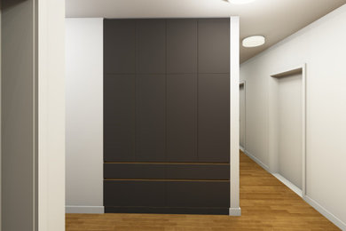 Mittelgroßer Moderner Flur mit weißer Wandfarbe, braunem Holzboden und braunem Boden in Berlin