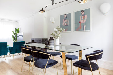 Imagen de comedor actual abierto con paredes blancas, suelo de madera clara y suelo beige