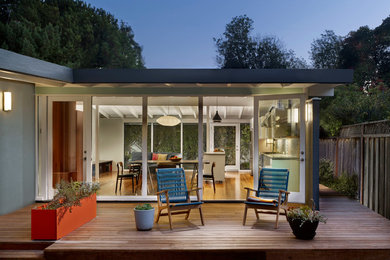 Midcentury one-storey stucco grey exterior in San Francisco with a flat roof.