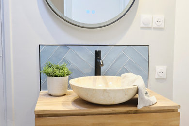 Aménagement d'une petite salle d'eau contemporaine avec un carrelage bleu, un lavabo posé, un plan de toilette en bois et meuble simple vasque.