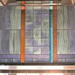 Inspiration för mycket stora moderna linjära skafferier, med skåp i shakerstil, skåp i rostfritt stål, stänkskydd med metallisk yta, stänkskydd i glaskakel och rostfria vitvaror