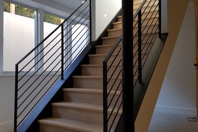 Пример оригинального дизайна: большая лестница в стиле модернизм