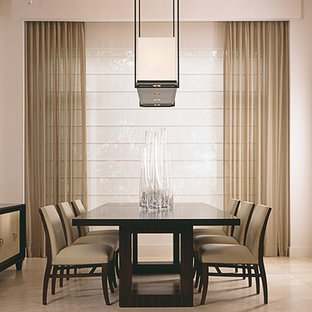 Пример оригинального дизайна: огромная гостиная-столовая в стиле модернизм с белыми стенами и полом из известняка без камина