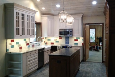 Kitchen - traditional kitchen idea in Charleston