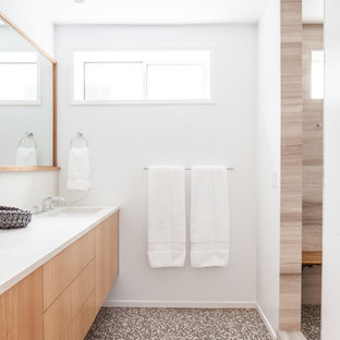 Foto di una stanza da bagno moderna con lavabo sottopiano, ante lisce, ante in legno chiaro, top in quarzo composito, doccia ad angolo, pareti bianche e pavimento con piastrelle a mosaico