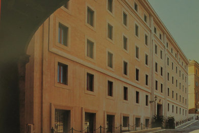 ローマにあるラグジュアリーなトラディショナルスタイルのおしゃれな家の外観 (石材サイディング) の写真