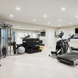 トロントのトランジショナルスタイルのおしゃれな多目的ジム (ベージュの壁、白い床) の写真