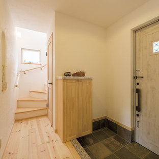 横浜の片開きドア北欧スタイルのおしゃれな玄関 (白い壁、淡色無垢フローリング、グレーのドア、茶色い床) の写真
