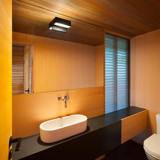 トロントの大きい長方形モダンスタイルのおしゃれなプール (コンクリート板舗装	) の写真