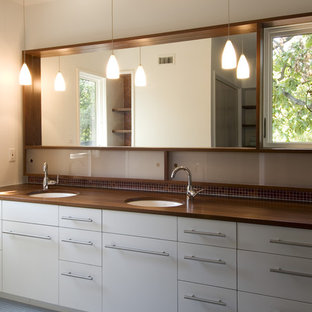 Ispirazione per una stanza da bagno padronale minimalista di medie dimensioni con top in legno, ante lisce, ante bianche, piastrelle blu, piastrelle marroni, piastrelle a mosaico, pareti beige, pavimento con piastrelle a mosaico, lavabo sottopiano, pavimento blu e top marrone