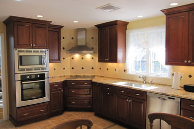 Kitchen - traditional kitchen idea in Boston