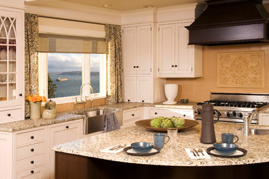 Kitchen - traditional kitchen idea in Seattle
