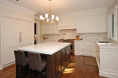 Kitchen - traditional kitchen idea in Toronto