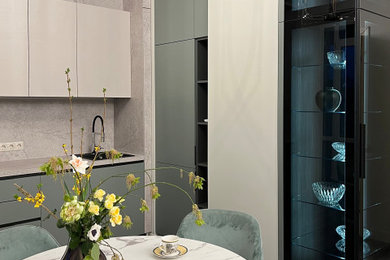 Imagen de cocinas en L clásica con armarios con paneles lisos, puertas de armario verdes, salpicadero beige y encimeras beige