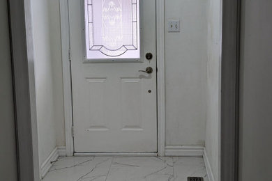 トロントにある小さなモダンスタイルのおしゃれな玄関ロビー (白い壁、セラミックタイルの床、青い床) の写真