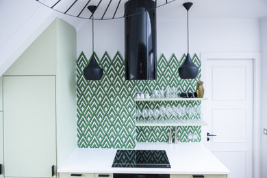 Inspiration för moderna vitt kök, med en undermonterad diskho, släta luckor, gröna skåp, grönt stänkskydd, stänkskydd i mosaik, integrerade vitvaror, mörkt trägolv och beiget golv