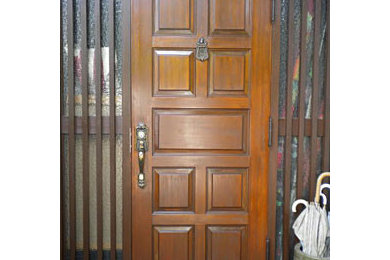 他の地域にある和風のおしゃれな玄関ドア (濃色木目調のドア) の写真