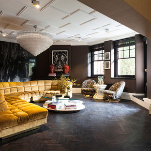 Inspiration för ett stort funkis allrum med öppen planlösning, med bruna väggar, mörkt trägolv och ett finrum