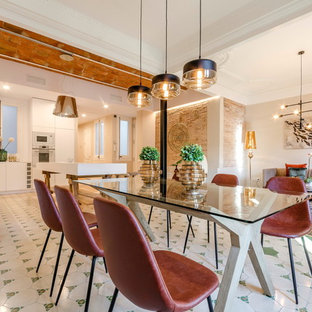 Offenes, Großes Modernes Esszimmer mit Keramikboden und grünem Boden in Barcelona