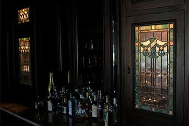 Example of a classic home bar design in Minneapolis