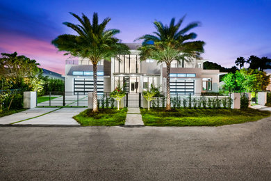 マイアミにあるラグジュアリーな巨大なモダンスタイルのおしゃれな家の外観 (混合材サイディング) の写真