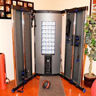 フェニックスの中サイズのサンタフェスタイルのおしゃれな多目的ジム (ベージュの壁) の写真