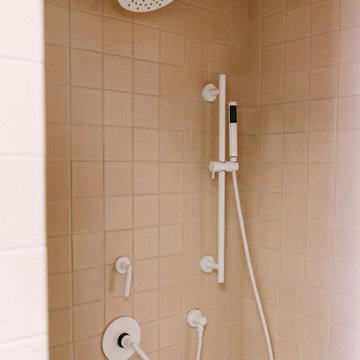 Kim Wolfe: Modern Neutral Bathroom
