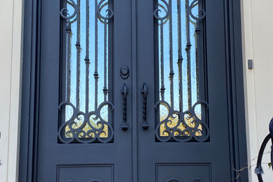Foto de puerta principal de estilo americano pequeña con puerta doble y puerta negra