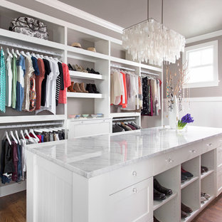 Удачное сочетание для дизайна помещения: парадная гардеробная среднего размера в стиле современная классика с фасадами в стиле шейкер, белыми фасадами и паркетным полом среднего тона для женщин или мужчин - самое интересное для вас