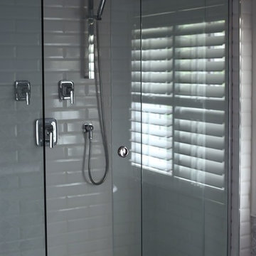 Corner glass shower