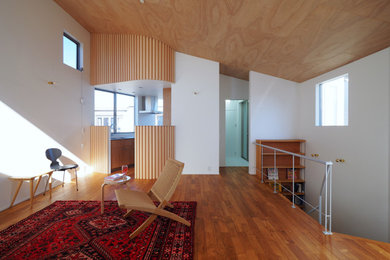 Diseño de salón abierto nórdico pequeño sin chimenea y televisor con paredes blancas, suelo de madera en tonos medios, madera y papel pintado