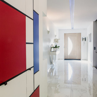 На фото: большое фойе в современном стиле с разноцветными стенами и мраморным полом с