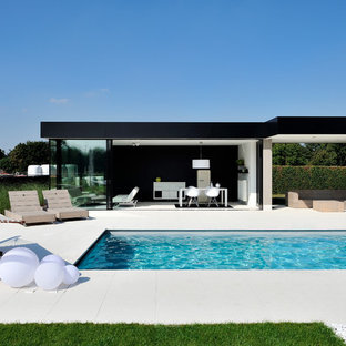 Großer Moderner Indoor-Pool in rechteckiger Form mit Dielen in Frankfurt am Main