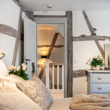 Schlafzimmer in einem luxuriösem modernem Bauernhaus