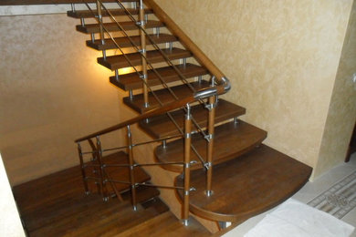 Косоурно-больцевая лестница, в жилом 3-х этажном доме.