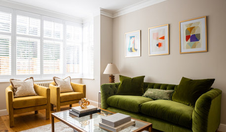 アパートにスタイルと個性を添える、調和の取れた色彩