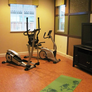 サンフランシスコのコンテンポラリースタイルのおしゃれなホームジム (オレンジの床) の写真