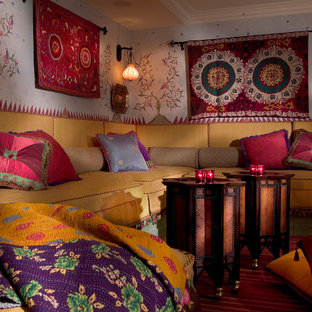 Abgetrenntes Mediterranes Wohnzimmer ohne Kamin mit bunten Wänden, dunklem Holzboden und braunem Boden in Miami